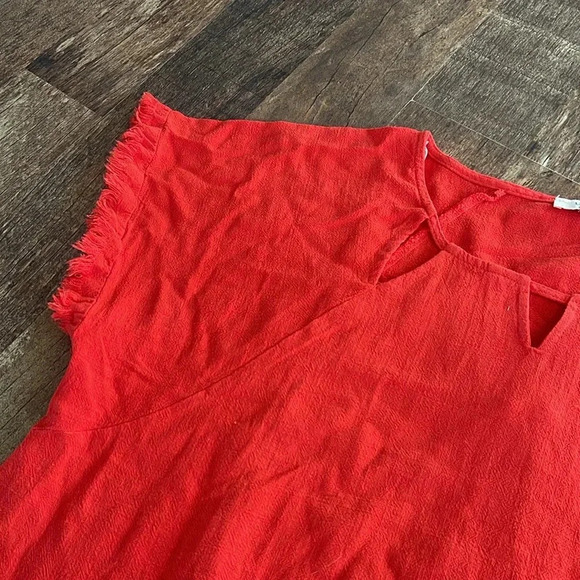 Umgee Linen Blend Cut Out Round Neckline Top with Frayed Fringe Hem - Picture 6 of 8